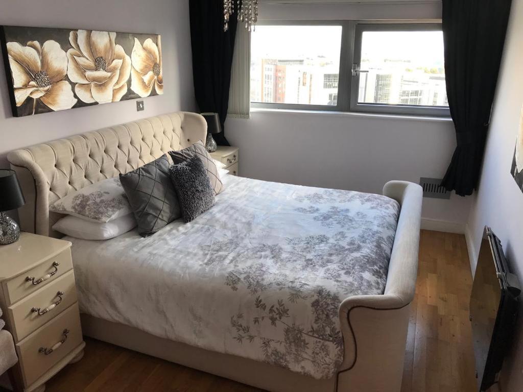 Stunning Spacious City Apartment With Free Parking Cardiff Bagian luar foto