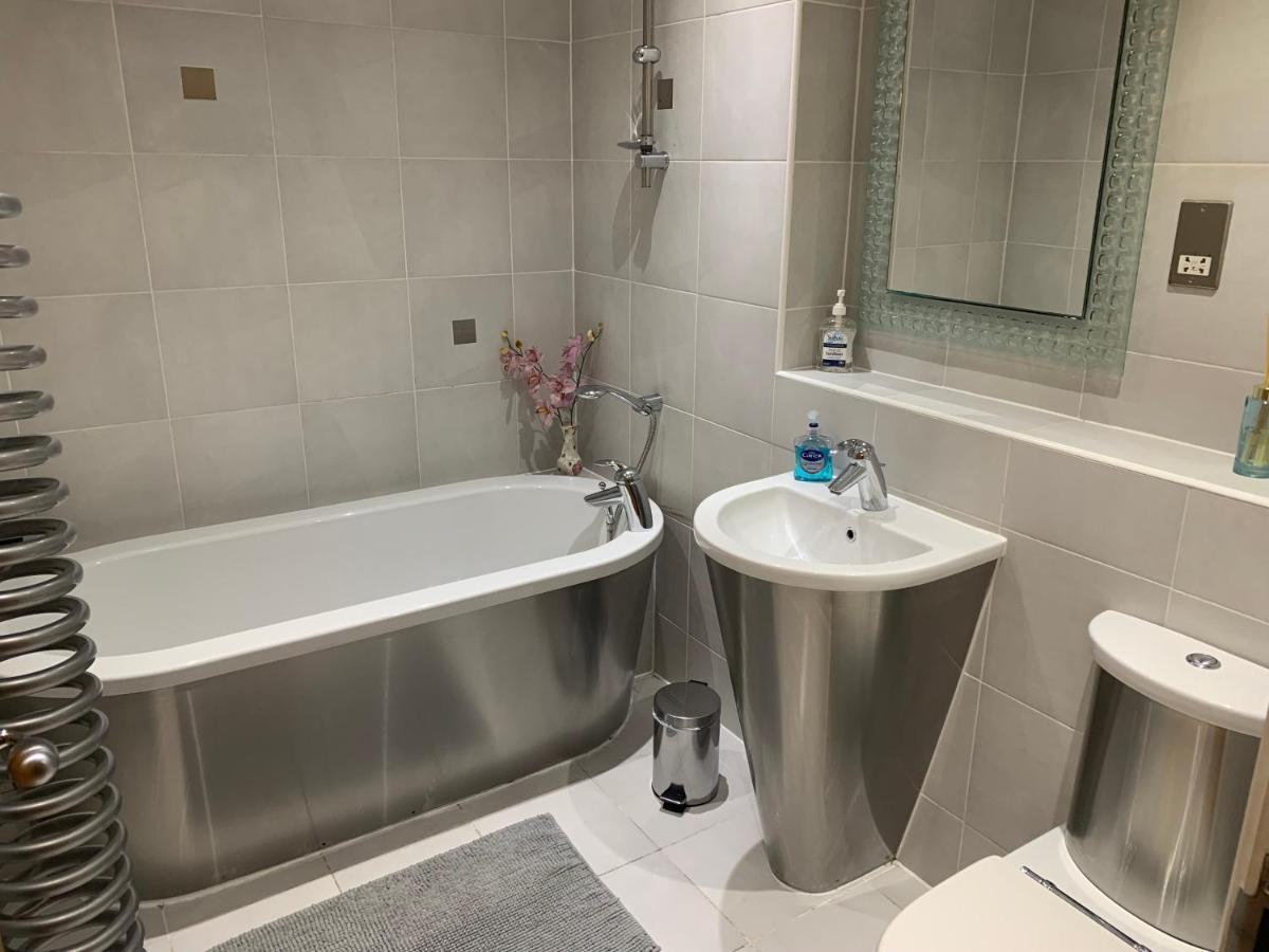 Stunning Spacious City Apartment With Free Parking Cardiff Bagian luar foto
