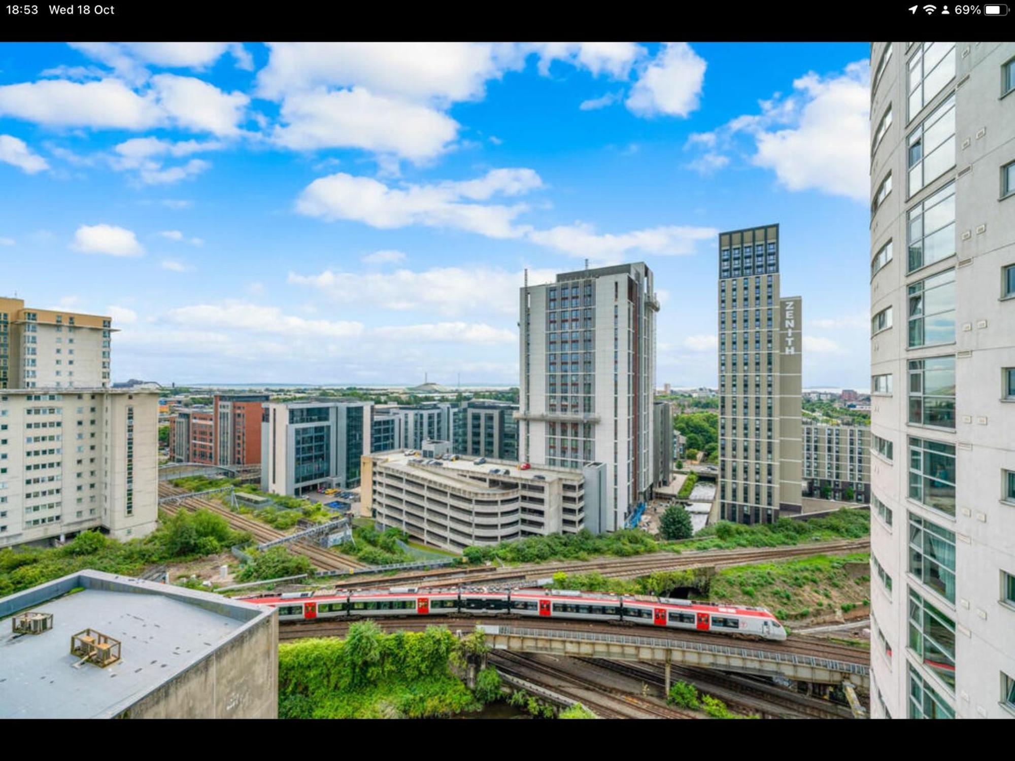 Stunning Spacious City Apartment With Free Parking Cardiff Bagian luar foto