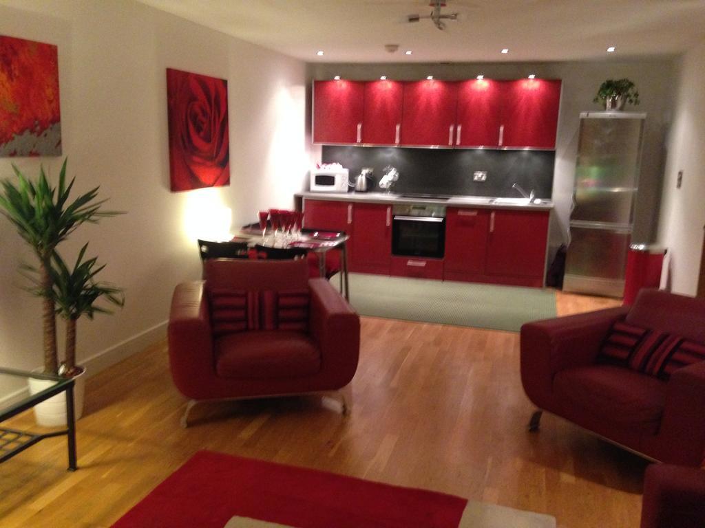 Stunning Spacious City Apartment With Free Parking Cardiff Bagian luar foto