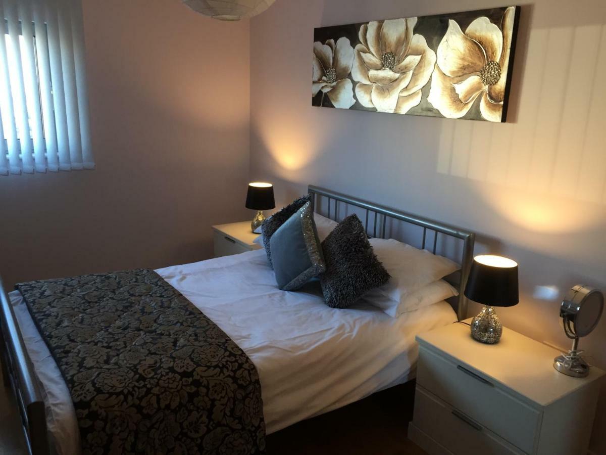 Stunning Spacious City Apartment With Free Parking Cardiff Bagian luar foto
