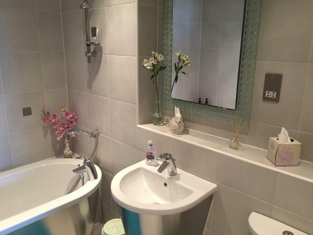 Stunning Spacious City Apartment With Free Parking Cardiff Bagian luar foto