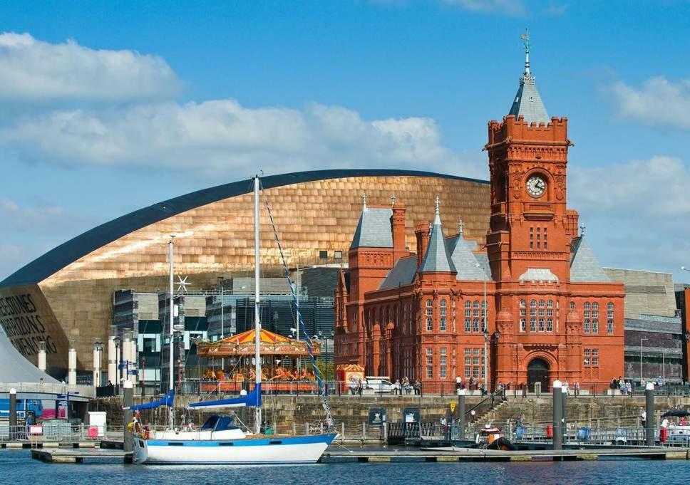 Stunning Spacious City Apartment With Free Parking Cardiff Bagian luar foto