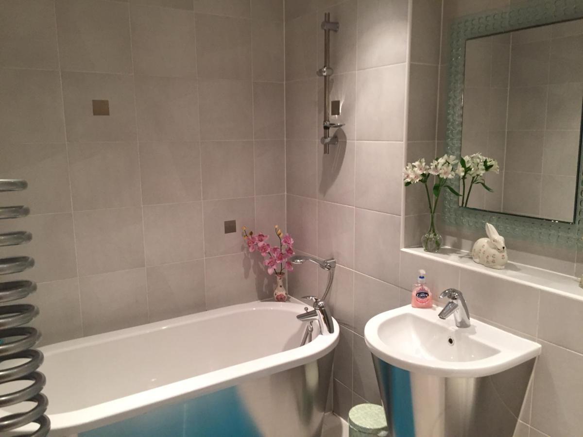 Stunning Spacious City Apartment With Free Parking Cardiff Bagian luar foto